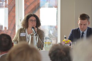 Dr. Maike Tesch und Marcel Fitsch sitzen an einem Tisch